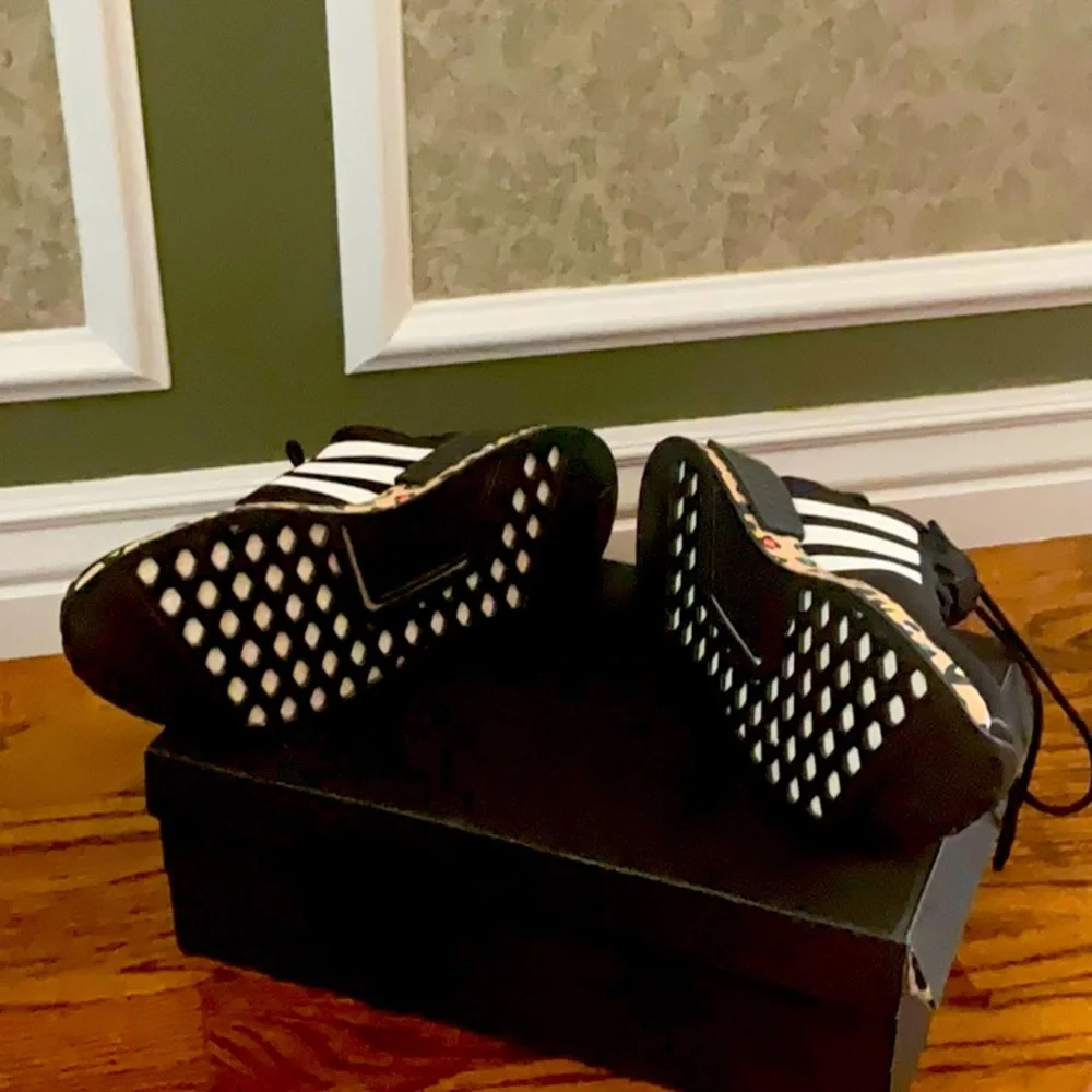Adidas athletic shoe! - Picture 3 of 4